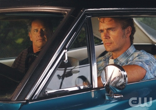 TheCW Staffel1-7Pics_236.jpg - SMALLVILLE"Exposed" (Episode #505)Image #SM505-0291Pictured (l-r): Tom Wopat as Jennings, John Schneider as Jonathan KentCredit: ©ÊThe WB/Sergei Bachlakov